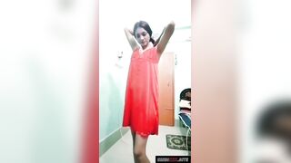 तृप्ती नाम की जवान लड़की ने सेल्फी में चूत दिखाई!
