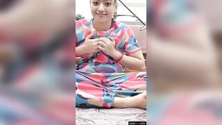 देसी पोर्नस्टार भाभी ने चूची और चूत दिखाई वीडियो में