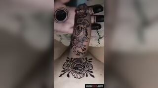 सादिया भाभी ने लगा दी पति के लंड पर महंदी!