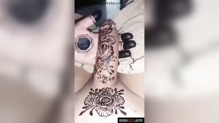 सादिया भाभी ने लगा दी पति के लंड पर महंदी!
