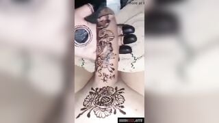 सादिया भाभी ने लगा दी पति के लंड पर महंदी!