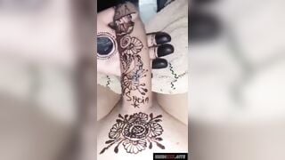 सादिया भाभी ने लगा दी पति के लंड पर महंदी!
