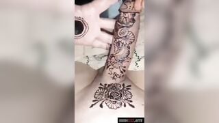 सादिया भाभी ने लगा दी पति के लंड पर महंदी!