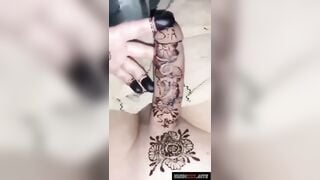 सादिया भाभी ने लगा दी पति के लंड पर महंदी!