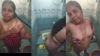 बाथरूम के अंदर नंगा बदन दिखाती बनारसवाली आंटी