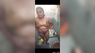 बाथरूम के अंदर नंगा बदन दिखाती बनारसवाली आंटी