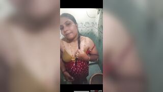 बाथरूम के अंदर नंगा बदन दिखाती बनारसवाली आंटी