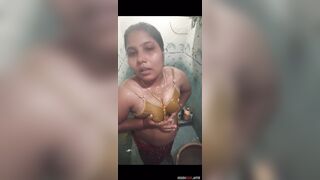 बाथरूम के अंदर नंगा बदन दिखाती बनारसवाली आंटी