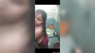 बाथरूम के अंदर नंगा बदन दिखाती बनारसवाली आंटी