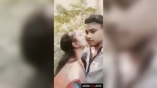 शादी के बाद प्रेमी से मिलने आई भाभी ने जंगल में लोड़ा चूसा