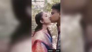 शादी के बाद प्रेमी से मिलने आई भाभी ने जंगल में लोड़ा चूसा