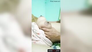 सौतेली माँ के बड़े बूब्स दबाए बेटे ने (होम पॉर्न वीडियो)