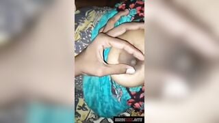 सौतेली मम्मी के दूध से भरे चूचे दबाने का बीपी वीडियो