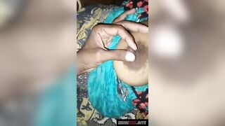 सौतेली मम्मी के दूध से भरे चूचे दबाने का बीपी वीडियो