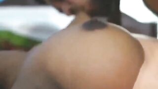 टैक्सी वाले भैया ने भाभी के बूब्स दबा के चूसे