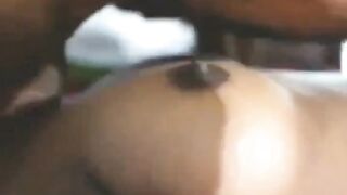 टैक्सी वाले भैया ने भाभी के बूब्स दबा के चूसे