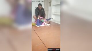 बिहारी सिक्योरिटी गार्ड्स ने कामवाली आंटी चोदी