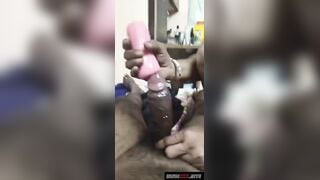 बेटे के खड़े लंड की स्लीव से मुठ मारी मां का वीडियो