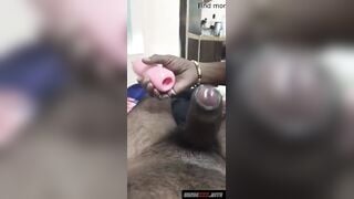 बेटे के खड़े लंड की स्लीव से मुठ मारी मां का वीडियो