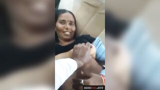 राजस्थानी मैच्योर आंटी की कार में बूब्स दबाने की एमएमएस क्लिप