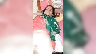 राजस्थानी न्यूड एमएमएस में बीवी की नंगी चूत दिखा पति ने