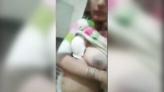 राजस्थानी भाभी ने ब्रा से बूब्स निकाल के न्यूड सेल्फी बनाई