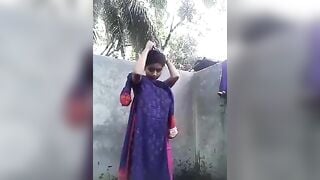 खुले बाथरूम में न्यूड हो के चूत दिखाने आई बंगालन लड़की!