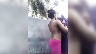 खुले बाथरूम में न्यूड हो के चूत दिखाने आई बंगालन लड़की!