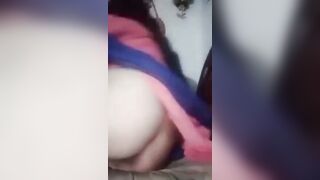 बंदर के गांड जैसे लाल गाल वाली औरत ने चुत मे ऊँगली करके दिखाई गांड
