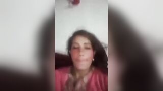 बंदर के गांड जैसे लाल गाल वाली औरत ने चुत मे ऊँगली करके दिखाई गांड