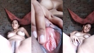 गाँव की सेक्सी लड़की की गुलाबी चुत का सेल्फी वीडियो