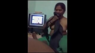 पोर्न दिखा के तेलुगु आंटी से लंड चुसाया
