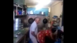 श्रीलंकन बूढ़े ने कामवाली को चोदा किचन में