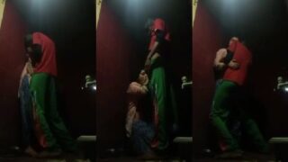 बाथरूम में चुदवा लिया सेक्सी मुस्लिम भाभी ने बॉयफ्रेंड से