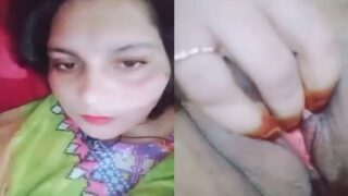 हिंदी मे बात करते हुए चुत मे ऊँगली कर रही है देसी सेक्सी लड़की